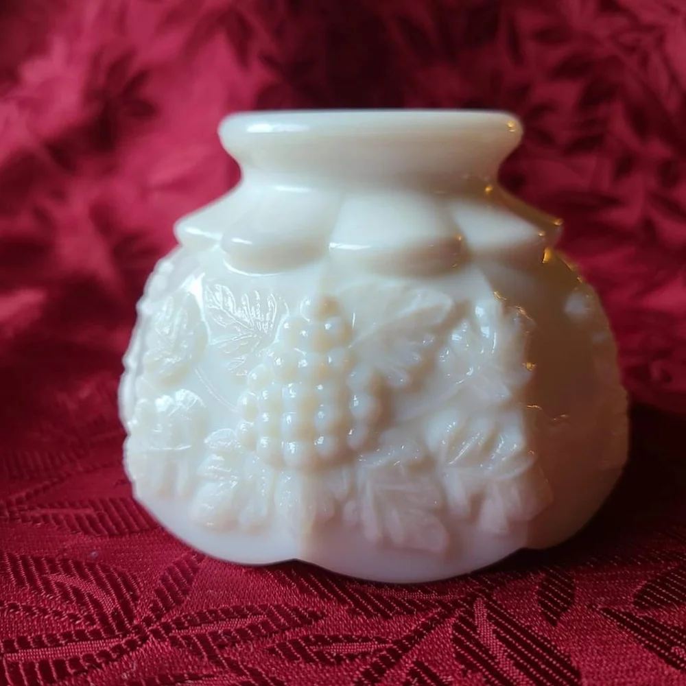 1960's Westmoreland Panneled Grape Milk Glass Mayonnaise/Cocktail Serving Set - Picture 3 of 6